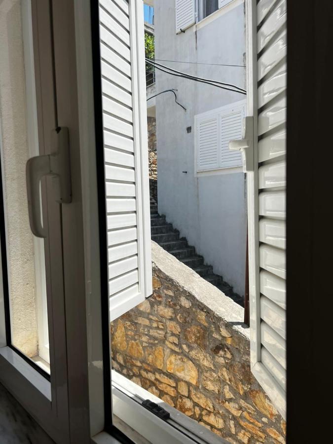 Nona'S Rooms Himare Esterno foto