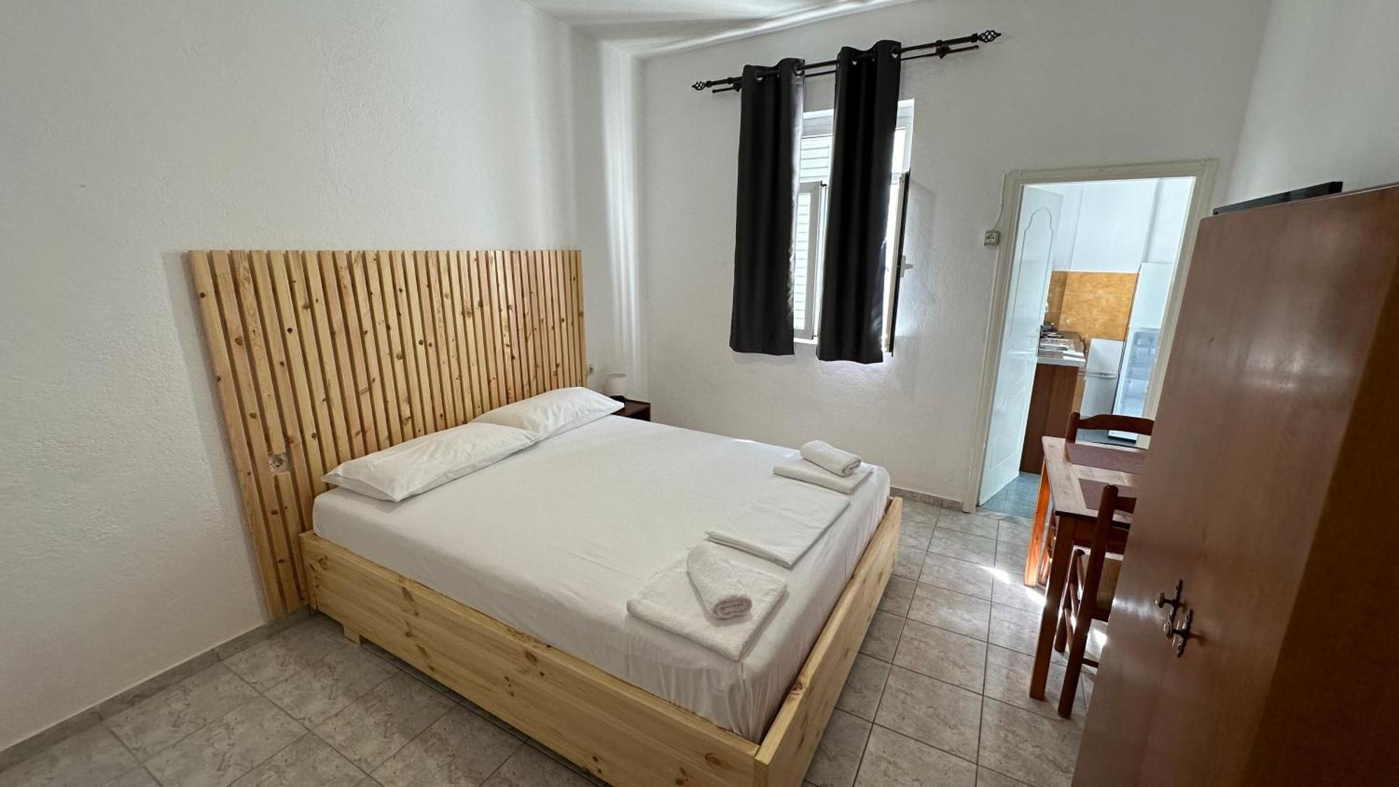 Nona'S Rooms Himare Esterno foto