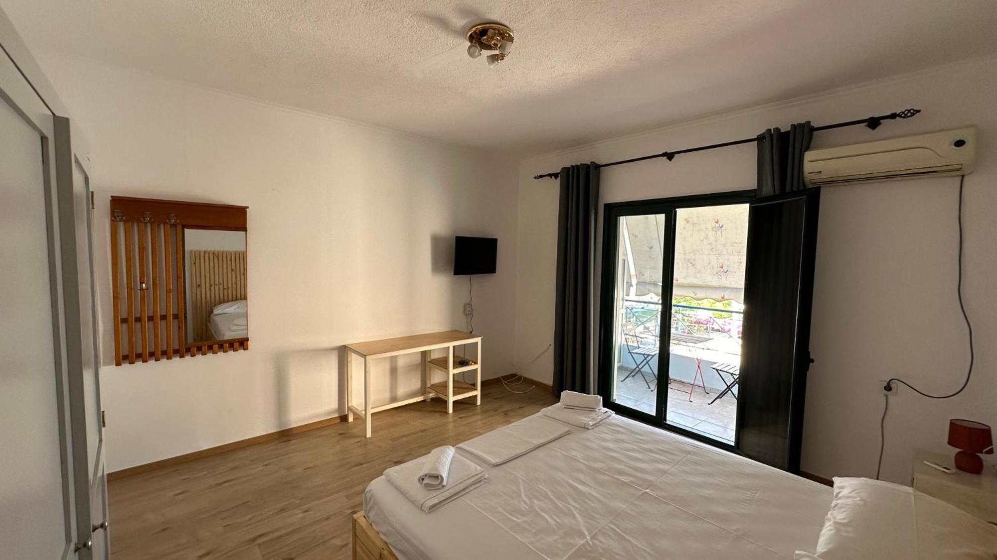 Nona'S Rooms Himare Esterno foto