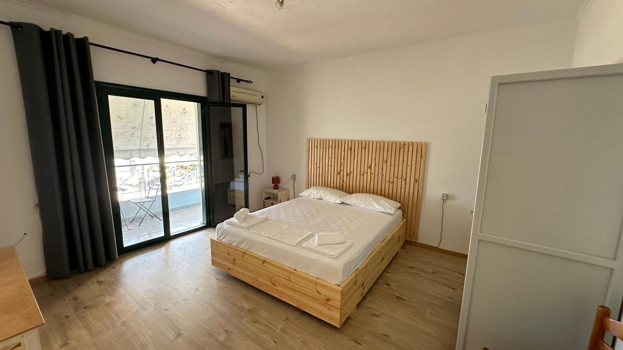 Nona'S Rooms Himare Esterno foto