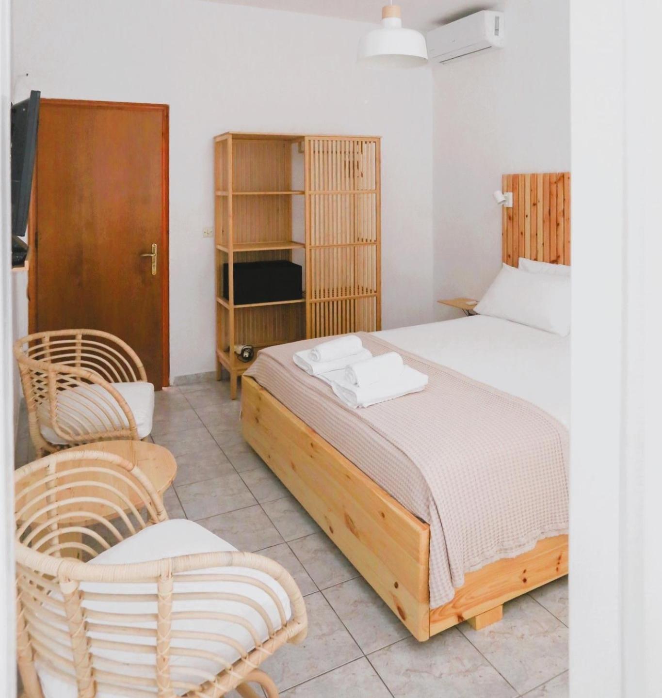 Nona'S Rooms Himare Esterno foto
